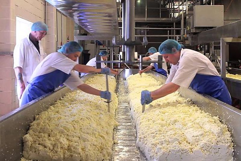 Românii mănâncă cancer pe pâine. Vezi care este alimentul făcut cu o substanţă folosită la dezgheţarea şoselelor