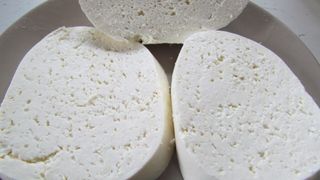 Românii consumă cancer pe pâine. Vezi care este alimentul făcut cu o substanţă folosită la dezgheţarea şoselelor