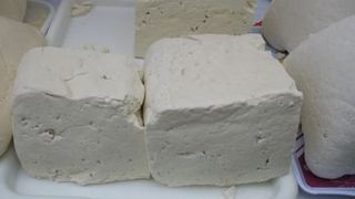 Românii mănâncă cancer pe pâine. Vezi care este alimentul făcut cu o substanţă folosită la dezgheţarea şoselelor