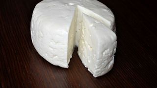 Românii mănâncă cancer pe pâine. Vezi care este alimentul făcut cu o substanţă folosită la dezgheţarea şoselelor