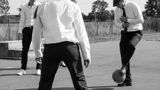 Povestea uimitoare a unor bărbați. După o petrecere a burlacilor au urmat 16 divorțuri