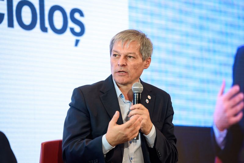 Dacian Cioloș: „Seninătatea doamnei ministru al Educației, Monica Anisie ne dă fiori. Sistemul de educație din România nu e în stare să formeze tineri capabili să se descurce în situații concrete de viață”