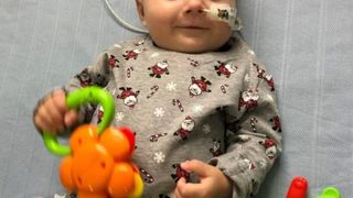 Povestea emoționantă a unui bebeluș: copilul de 9 luni își petrece Crăciunul în spital în așteptarea unui transplant de inimă