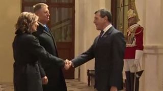 VIDEO | Klaus Iohannis și soția, la banchetul reginei Elisabeta a II-a. Ce rochie a purtat prima-doamnă