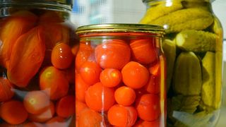 Un bărbat din Sibiu și-a ucis soția pentru că femeia nu l-a lăsat să deschidă butoiul cu murături