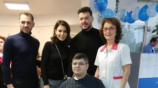 Simona Pătruleasa și Victor Slav, „ambasadorii” lui Moș Niculae, pentru copii de la Centrul Național Clinic de Recuperare Neuropsihomotorie Dr. Nicolae Robanescu