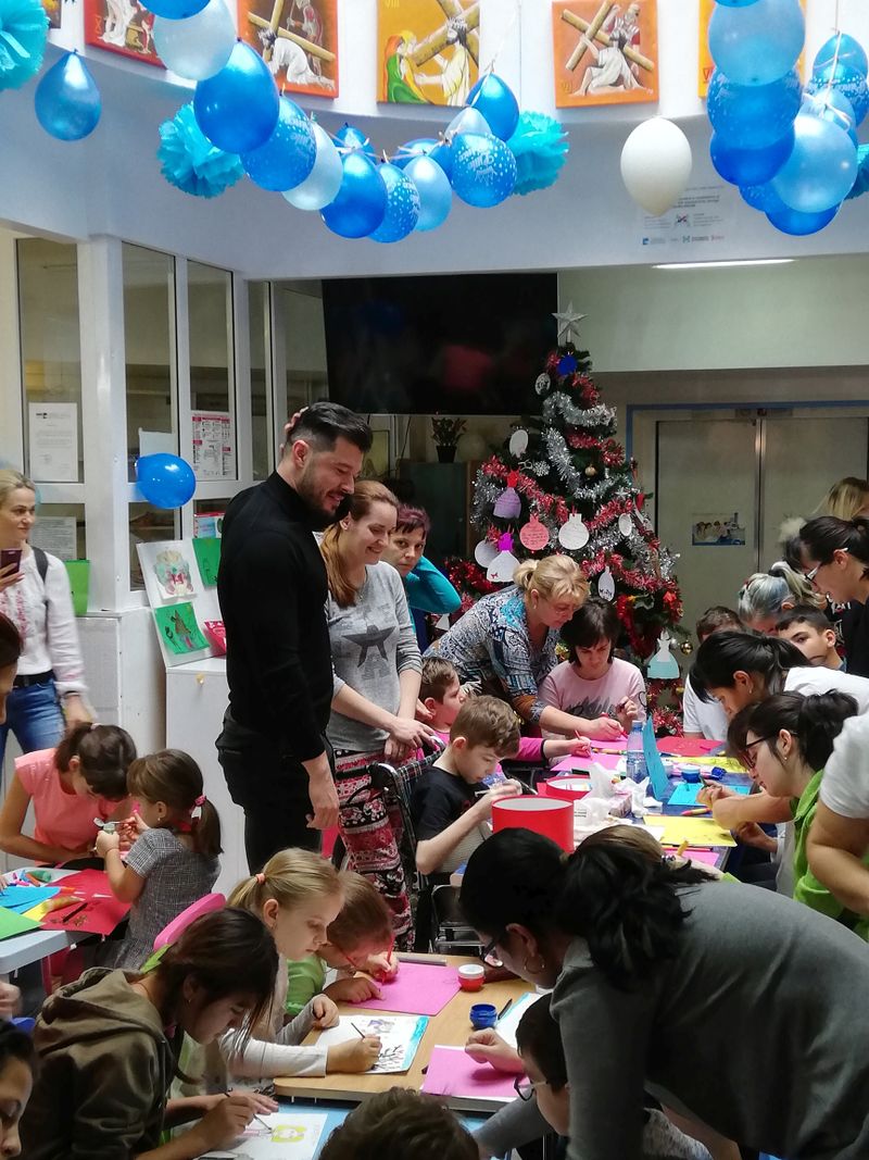 Simona Pătruleasa și Victor Slav, „ambasadorii” lui Moș Niculae, pentru copii de la Centrul Național Clinic de Recuperare Neuropsihomotorie Dr. Nicolae Robanescu