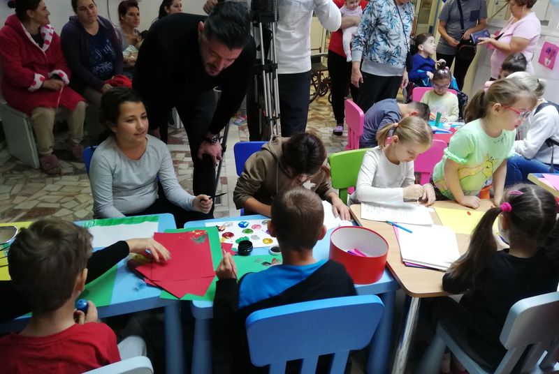 Simona Pătruleasa și Victor Slav, „ambasadorii” lui Moș Niculae, pentru copii de la Centrul Național Clinic de Recuperare Neuropsihomotorie Dr. Nicolae Robanescu