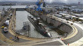 Un marinar de pe submarinul nuclear USS Columbia ucide două persoane, răneşte o a treia în baza militară Pearl Harbour şi se sinucide, înaintea comemorării atacului Japoniei