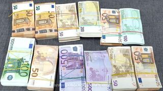 Suma de 242.000 de euro, găsită ascunsă pe corpul unei femei care intra &icirc;n ţară pe la Punctul de Trecere a Frontierei Giurgiu; banii nu au putut fi justificaţi