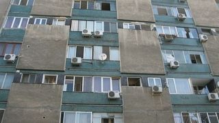  Un bărbat din Gorj și-a tăiat țevile de apă pentru că era deranjat de design: "Mă spăl la lighean"