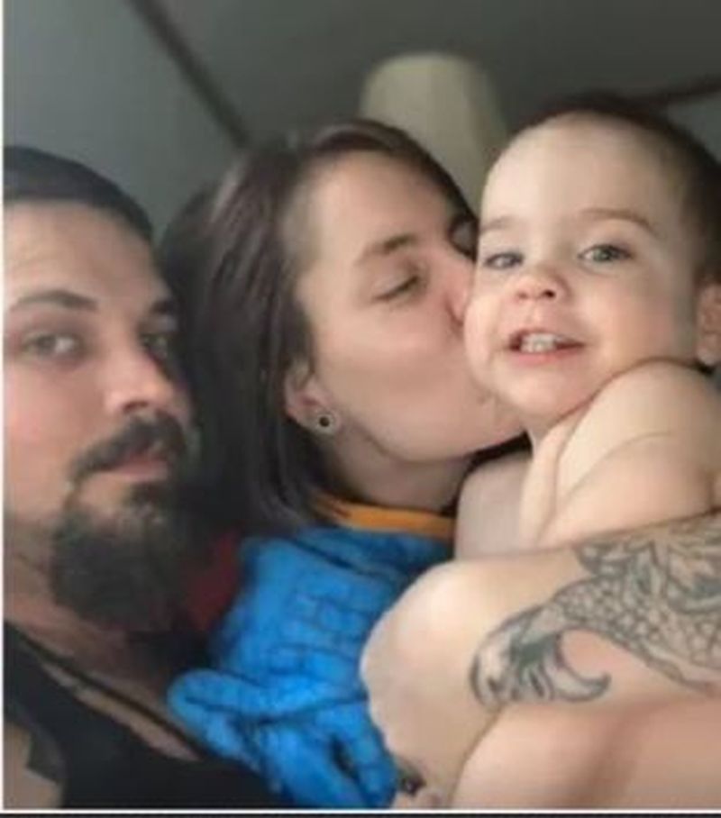 Un copilaș de numai doi ani a pierit într-un incendiu, deși fusese scos la timp de părinți din casa cuprinsă de flăcări