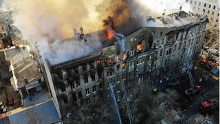 Un mort, 27 de răniţi şi 14 persoane date dispărute într-un incendiu la Odesa