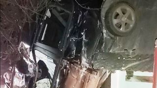 Accident Neamț: O t&acirc;nără șoferiță a sprijinit mașina de o casă!