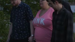 Povestea impresionantă a tinerei de 20 de ani care &icirc;și va crește bebelușul cu cei patru iubiți ai săi: &bdquo;Suntem &icirc;nc&acirc;ntaţi&rdquo;