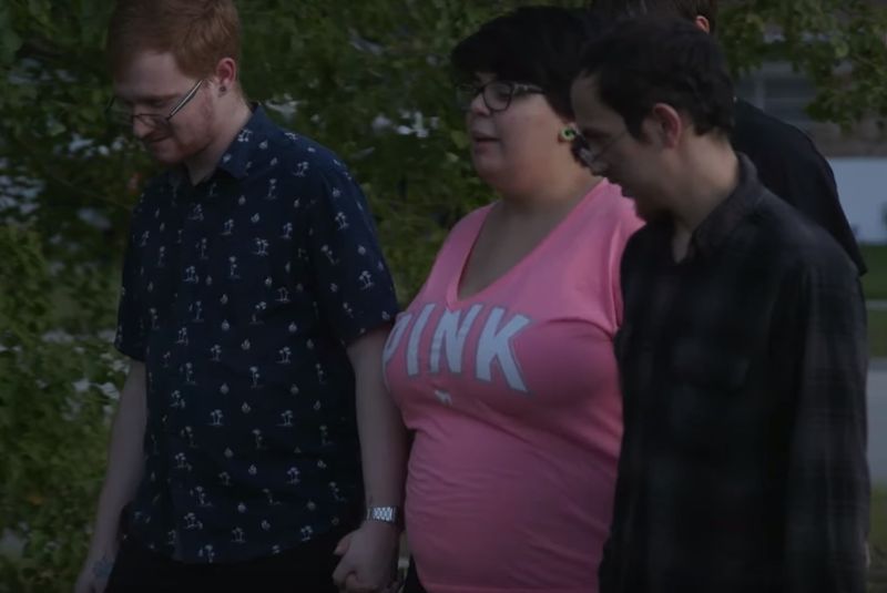 Povestea impresionantă a tinerei de 20 de ani care își va crește bebelușul cu cei patru iubiți ai săi: „Suntem încântaţi”