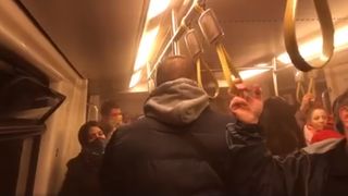 Clipe de panică la metrou! Vagoanele trenului s-au umplut de fum!