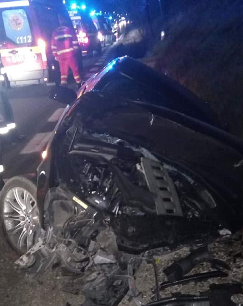 Accident teribil: șoferul unei mașini a adormit la volan. Patru tineri au ajuns de urgență la spital