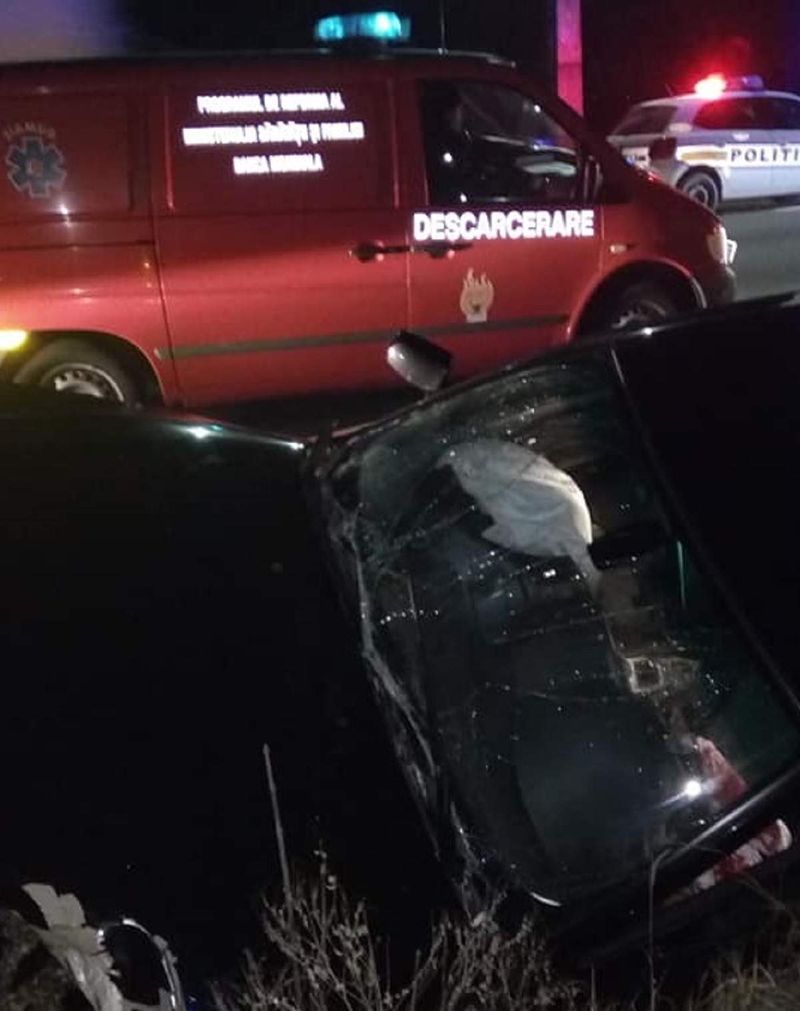 Accident teribil: șoferul unei mașini a adormit la volan. Patru tineri au ajuns de urgență la spital