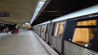 Metrorex: Un călător al unui tren a apăsat butonul de alarmă pentru a anunţa că este fum; s-a constatat că era o degajare de praf