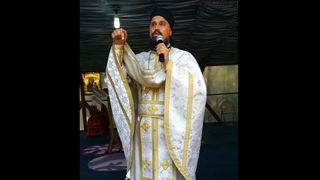 Reacții halucinante ale unui preot &icirc;n timpul slujbelor: &rdquo;DAȚI-LE FOC, E DRACUL &Icirc;N ELE!&rdquo;