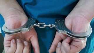 Bărbat recent eliberat din penitenciar, arestat preventiv după ce a încercat să fure telefonul unei femei, din geanta aflată în farmacia unui spital din Bucureşti