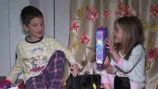 VIDEO | Prima noapte magică a sfârșitului de an. Moș Nicolae le-a adus copiilor o mulțime de cadouri