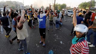 Carnagiu la protestele din Bagdad: cel puţin 19 morți și 70 de răniți &icirc;n atacul armat din piața Tahrir