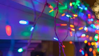 A murit intoxicat cu fum, după ce instalaţia de Crăciun montată la fereastră a luat foc