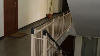 VIDEO |  Tragedie &icirc;n seara de Moş Nicolae. Un bunic şi nepotul său de numai 3 ani au murit după ce au căzut &icirc;n gol pe casa scării