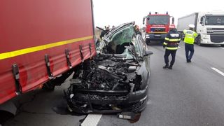 Accident rutier grav. Un bărbat a murit după ce mașina &icirc;n care se afla s-a izbit de un TIR