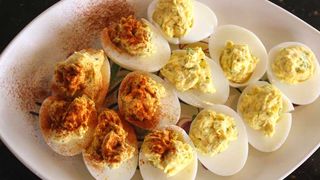 Ouă umplute. Aperitivul delicios nelipsit de pe mesele de sărbători