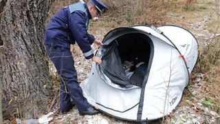 Femeia care a ales să locuiască &icirc;ntr-un cort de la marginea pădurii din Șcheii Brașovului: &rdquo;Preferă să doarmă &icirc;n natură&rdquo;