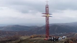 O minune &icirc;n v&acirc;rf de deal: &Icirc;n Prahova a fost ridicată cea mai &icirc;naltă cruce din lemn din Rom&acirc;nia. Finanţatorul: &bdquo;Mi-a apărut &icirc;n vis după o vizită la morm&acirc;ntul părintelui Arsenie&ldquo;