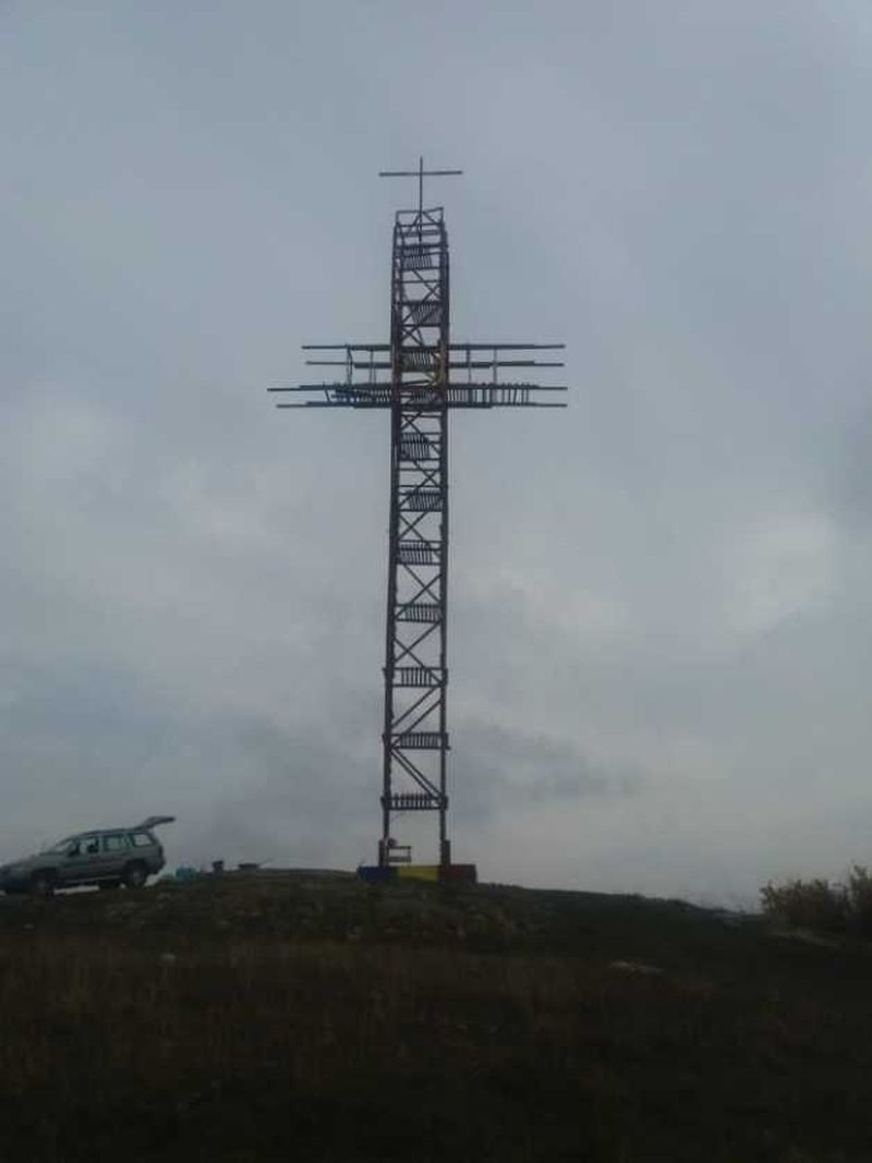 O minune în vârf de deal: În Prahova a fost ridicată cea mai înaltă cruce din lemn din România. Finanţatorul: „Mi-a apărut în vis după o vizită la mormântul părintelui Arsenie“