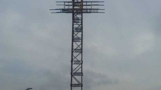 O minune &icirc;n v&acirc;rf de deal: &Icirc;n Prahova a fost ridicată cea mai &icirc;naltă cruce din lemn din Rom&acirc;nia. Finanţatorul: &bdquo;Mi-a apărut &icirc;n vis după o vizită la morm&acirc;ntul părintelui Arsenie&ldquo;