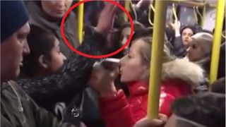 Trei tinere de etnie romă au &icirc;ncercat să jefuiască o jandarmeriță și au primit o lecție pe care nu o vor uita toată viața: &rdquo;Nu mai furi &icirc;n viața ta!&rdquo;