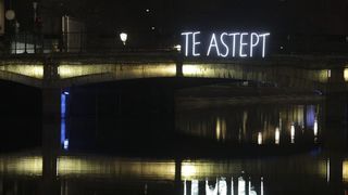 Dialog prin lumini pentru cei aflați departe de casă: mesajul &bdquo;Mi-e dor de tine&rdquo; de la Londra a primit răspuns la București