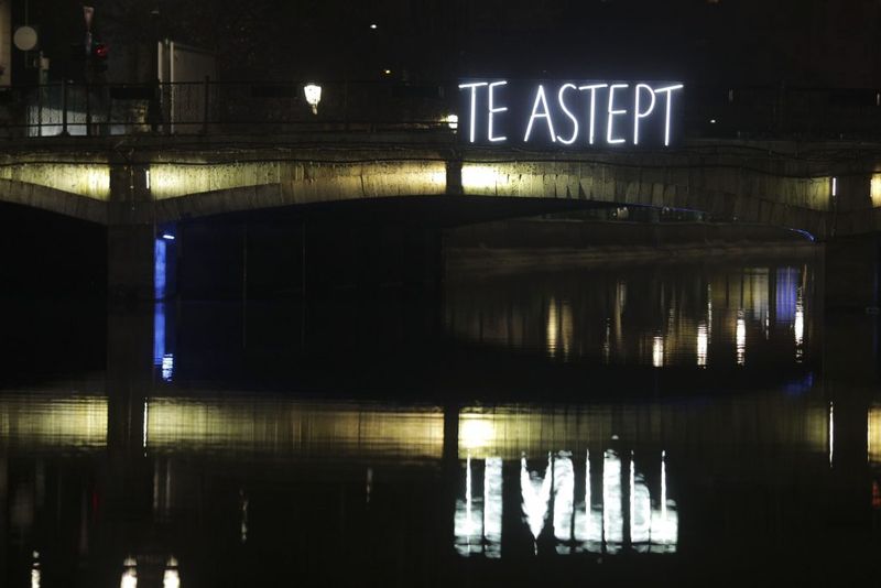 Dialog prin lumini pentru cei aflați departe de casă: mesajul „Mi-e dor de tine” de la Londra a primit răspuns la București