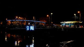 Dialog prin lumini pentru cei aflați departe de casă: mesajul &bdquo;Mi-e dor de tine&rdquo; de la Londra a primit răspuns la București