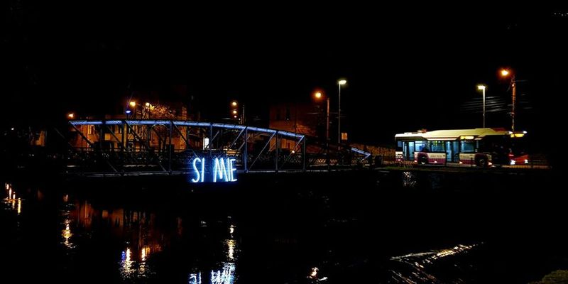 Dialog prin lumini pentru cei aflați departe de casă: mesajul „Mi-e dor de tine” de la Londra a primit răspuns la București