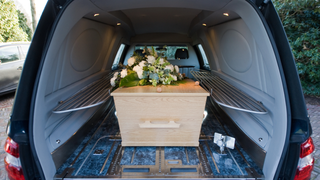 Dispariție hilară: un tată care venea acasă cu sicriul fiului său a coborât din mașină și s-a făcut nevăzut