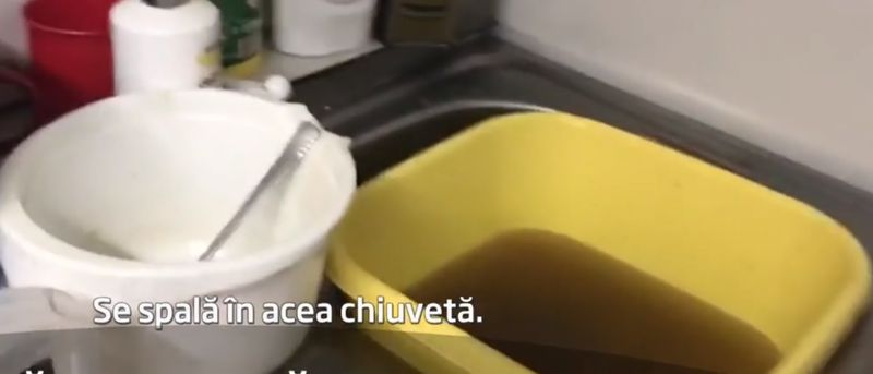 Dezastru fără margini la Târgul de Crăciun din Constanţa. Zeci de preparate gătite pe trotuar