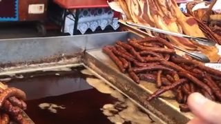 Dezastru fără margini la T&acirc;rgul de Crăciun din Constanţa. Zeci de preparate gătite pe trotuar