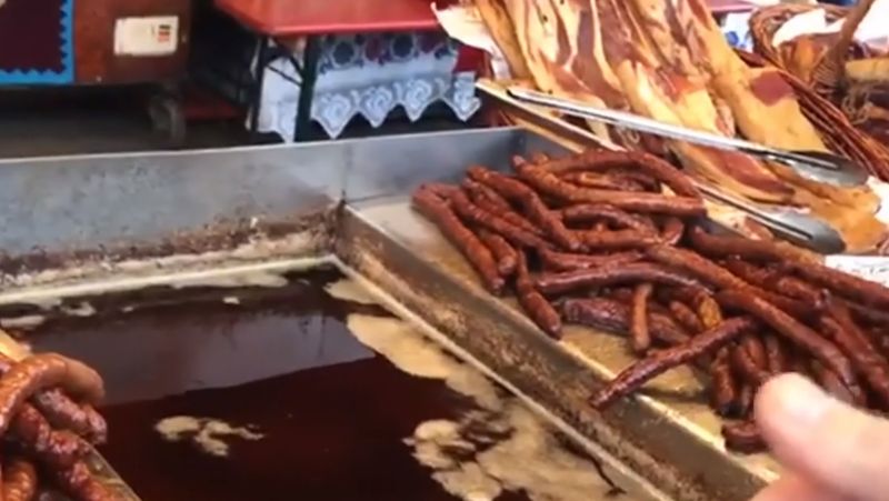 Dezastru fără margini la Târgul de Crăciun din Constanţa. Zeci de preparate gătite pe trotuar