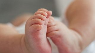 Medicul care a trimis acasă bebelușul care a murit de pneumonie reacționează: ”Copilul respira bine, avea un tonus bun”