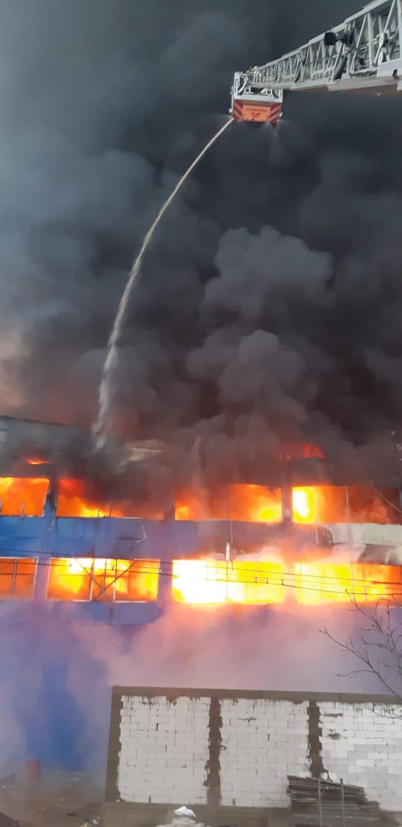 Incendiu devastator la o fabrică de mezeluri, în Câmpia Turzii (VIDEO)