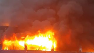 Incendiu devastator la o fabrică de mezeluri, &icirc;n C&acirc;mpia Turzii (VIDEO)