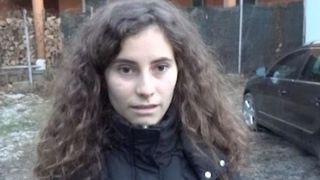 VIDEO | Clipe de groază pentru o v&acirc;nzătoare. A fost atacată cu un cuțit și rănită. Camerele de supraveghere au &icirc;nregistrat totul