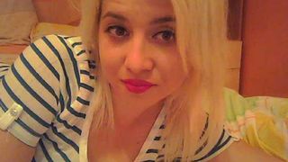 Blonda de la Tătărani, &icirc;nvăţătoare și contrabandistă, săltată din pat de mascaţi